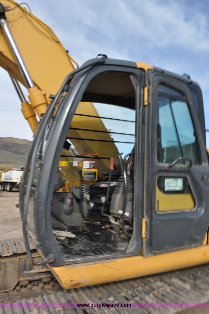 image for item G7337 2006 John Deere 225C LC excavator