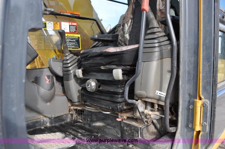 image for item G7337 2006 John Deere 225C LC excavator