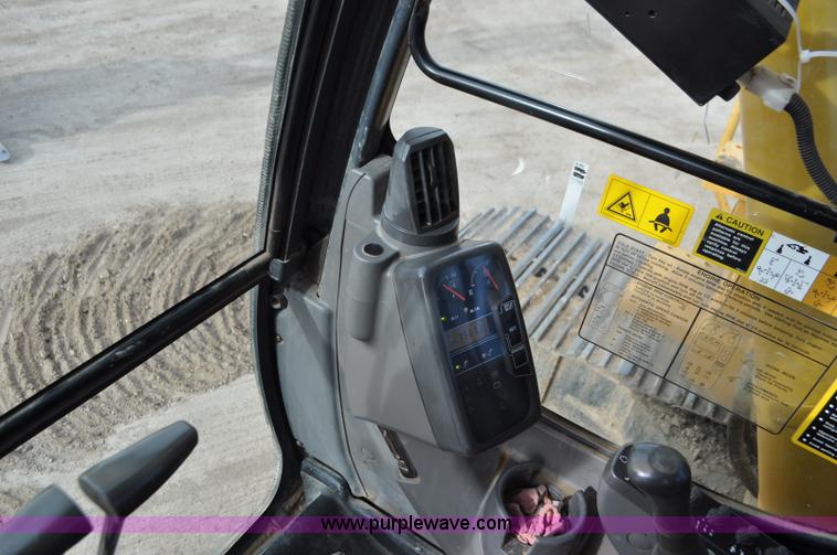 image for item G7337 2006 John Deere 225C LC excavator