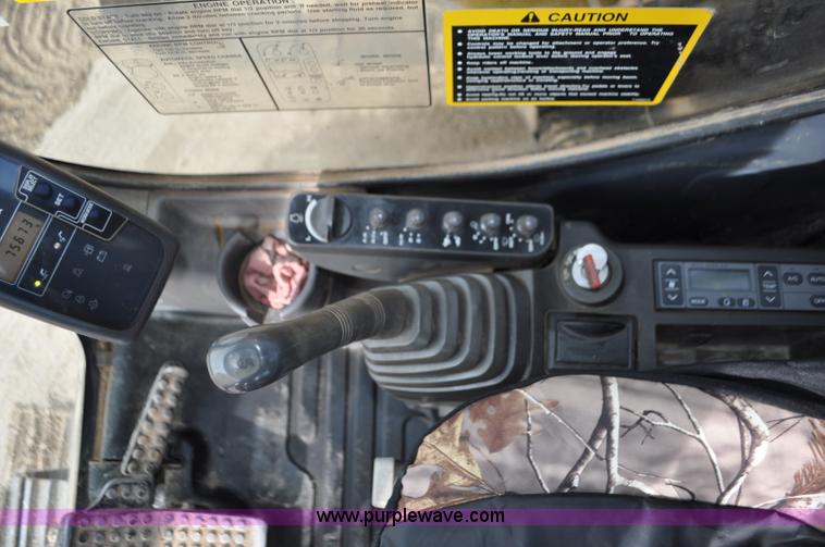 image for item G7337 2006 John Deere 225C LC excavator