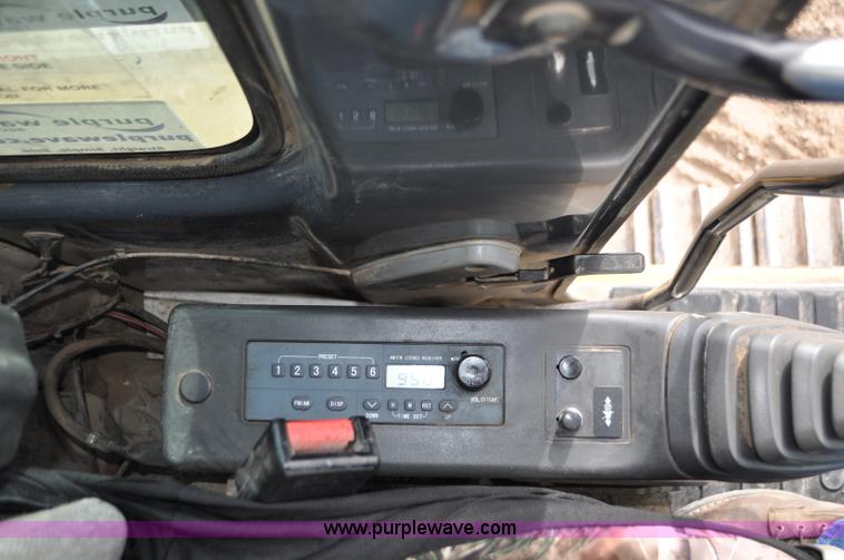 image for item G7337 2006 John Deere 225C LC excavator