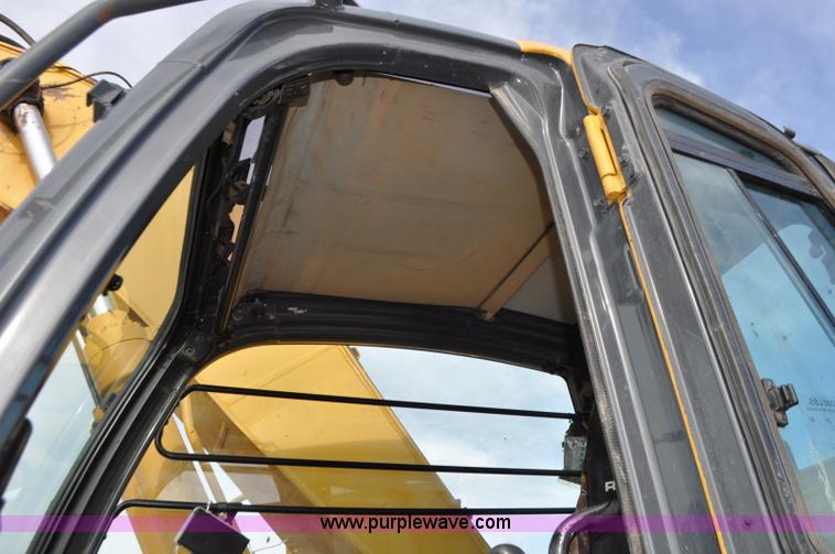 image for item G7337 2006 John Deere 225C LC excavator