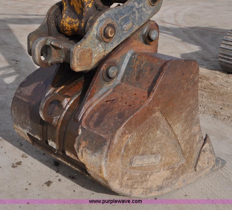 image for item G7337 2006 John Deere 225C LC excavator