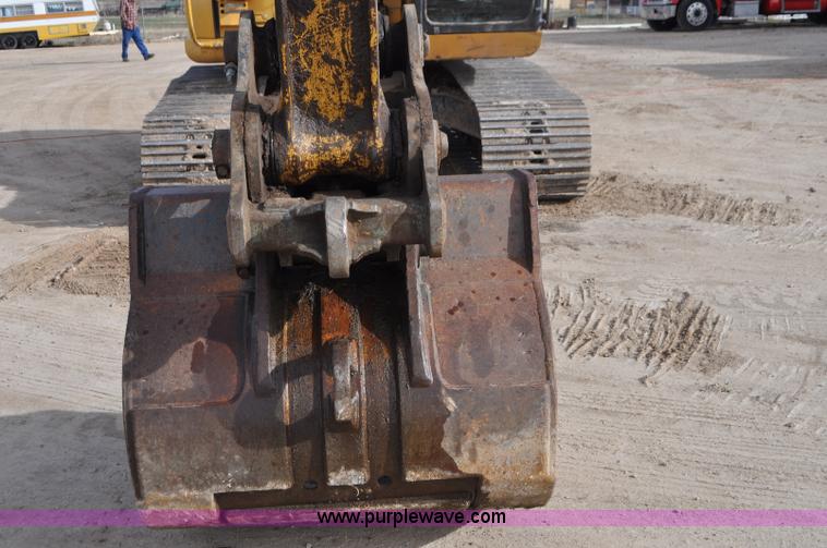 image for item G7337 2006 John Deere 225C LC excavator
