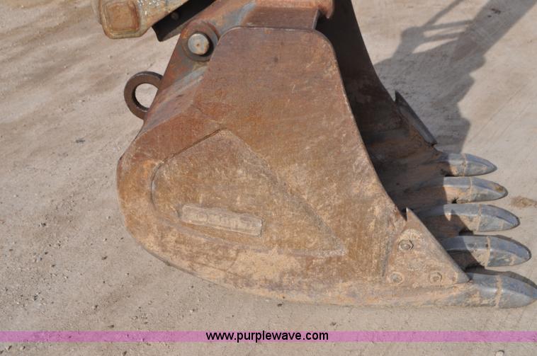 image for item G7337 2006 John Deere 225C LC excavator
