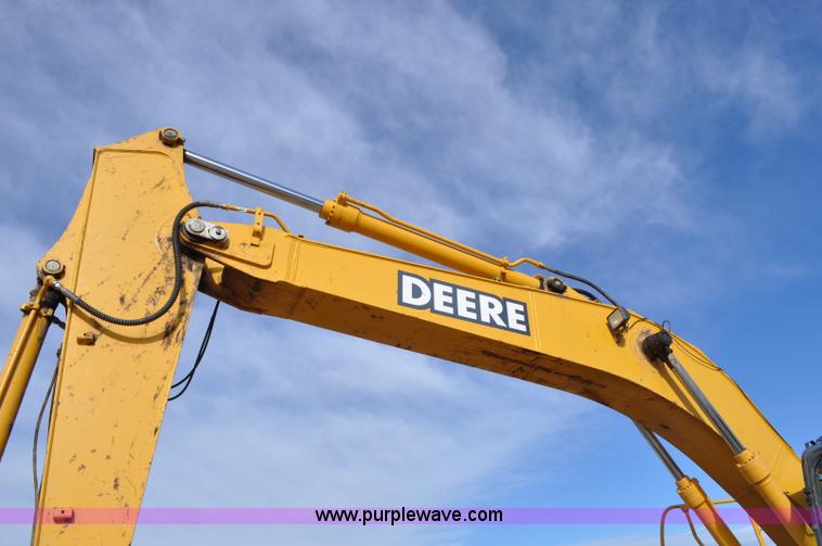 image for item G7337 2006 John Deere 225C LC excavator