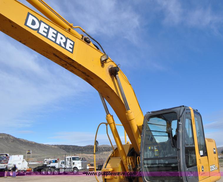 image for item G7337 2006 John Deere 225C LC excavator