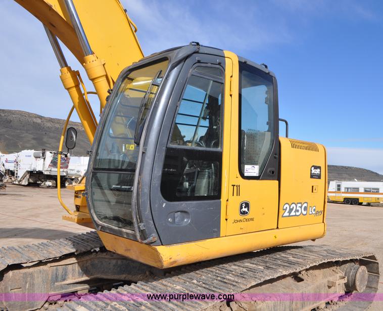 image for item G7337 2006 John Deere 225C LC excavator