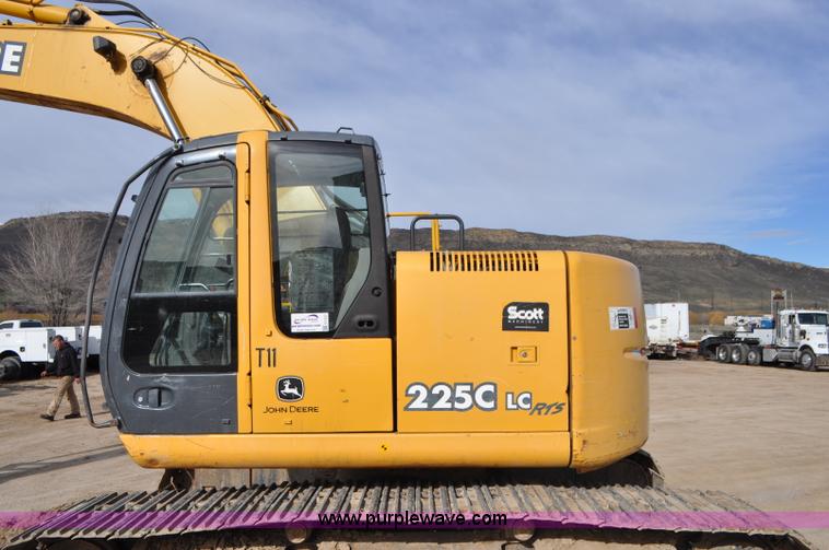 image for item G7337 2006 John Deere 225C LC excavator