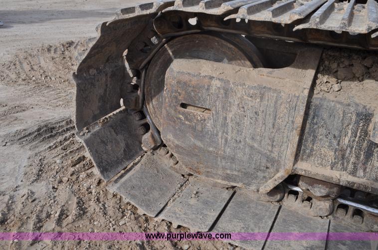 image for item G7337 2006 John Deere 225C LC excavator