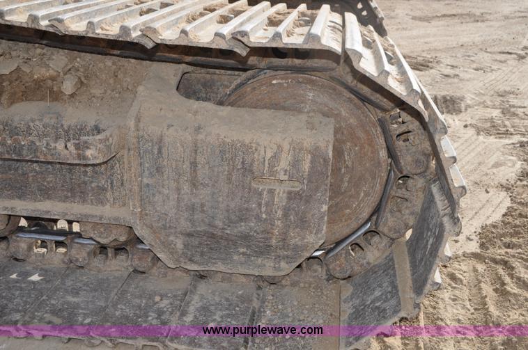 image for item G7337 2006 John Deere 225C LC excavator