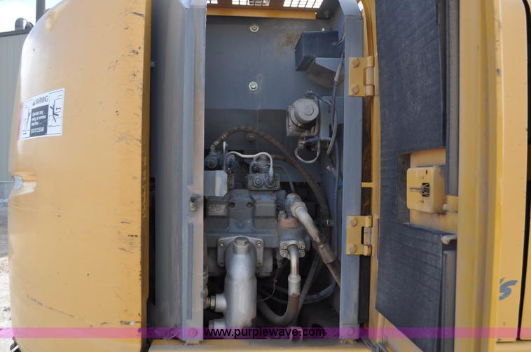 image for item G7337 2006 John Deere 225C LC excavator