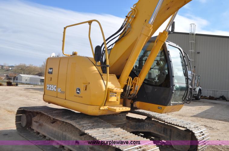 image for item G7337 2006 John Deere 225C LC excavator