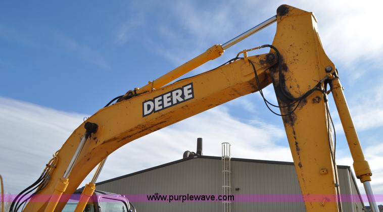 image for item G7337 2006 John Deere 225C LC excavator