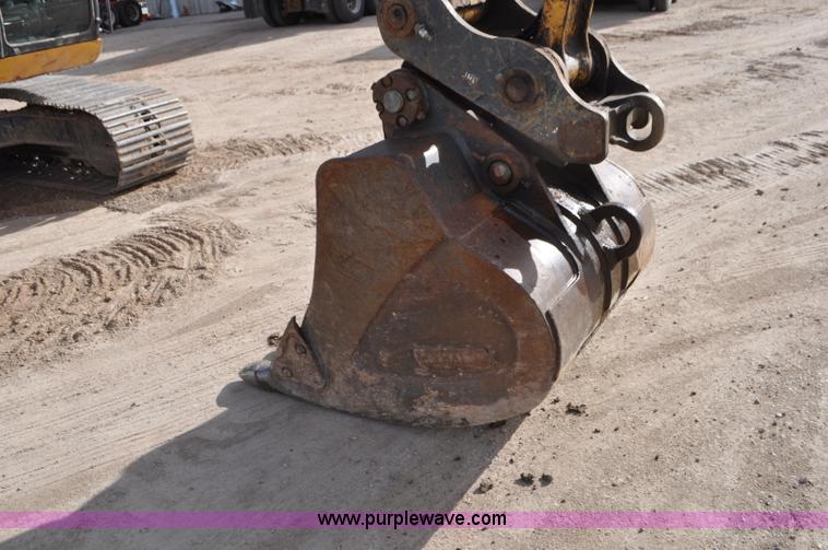image for item G7337 2006 John Deere 225C LC excavator