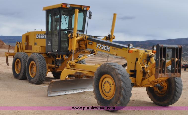 image for item G7339 2002 John Deere 772CH II motor grader