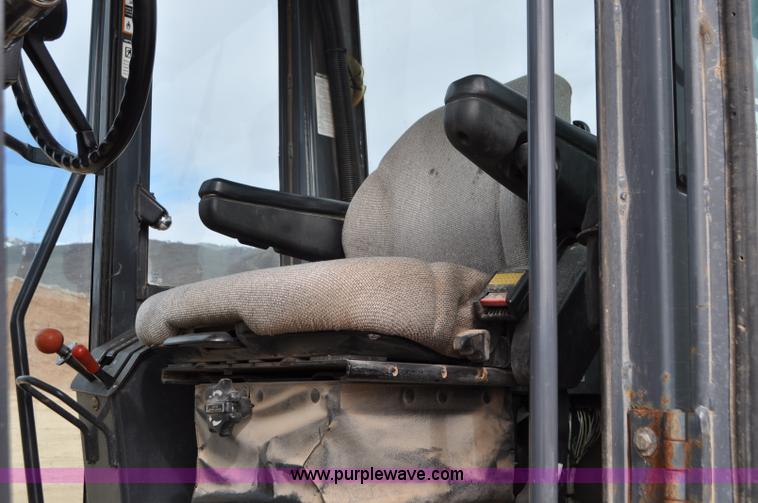 image for item G7339 2002 John Deere 772CH II motor grader