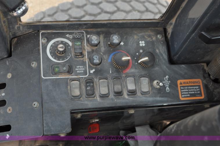 image for item G7339 2002 John Deere 772CH II motor grader