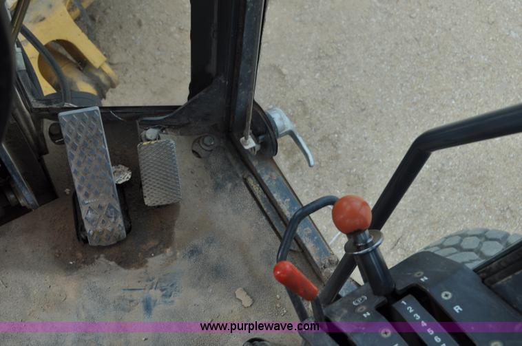 image for item G7339 2002 John Deere 772CH II motor grader