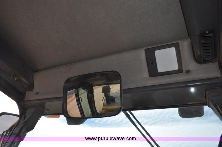 image for item G7339 2002 John Deere 772CH II motor grader