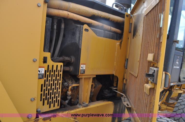 image for item G7339 2002 John Deere 772CH II motor grader