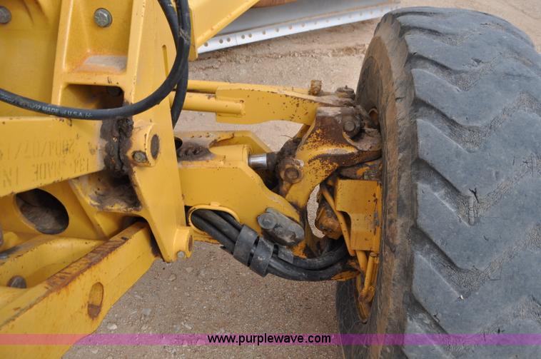 image for item G7339 2002 John Deere 772CH II motor grader