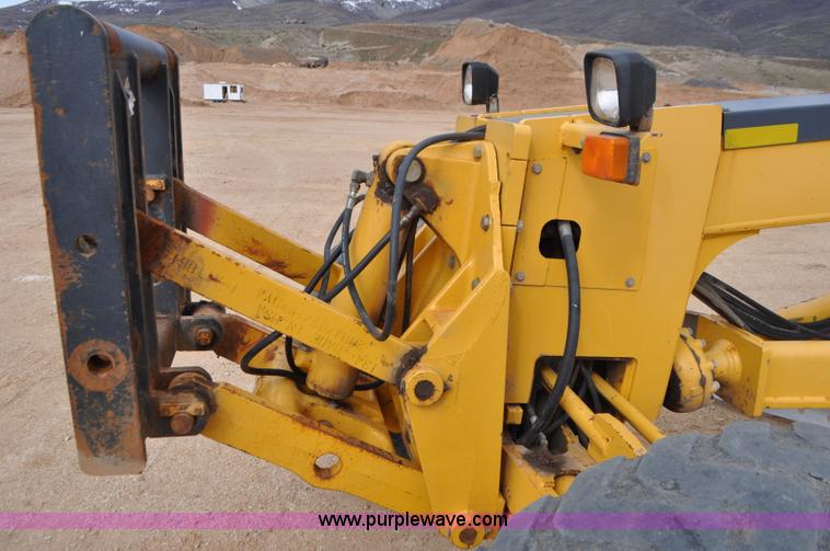 image for item G7339 2002 John Deere 772CH II motor grader