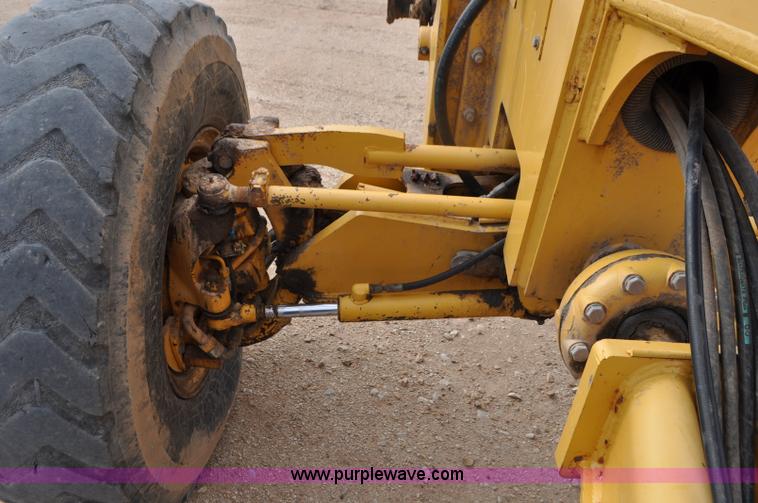 image for item G7339 2002 John Deere 772CH II motor grader