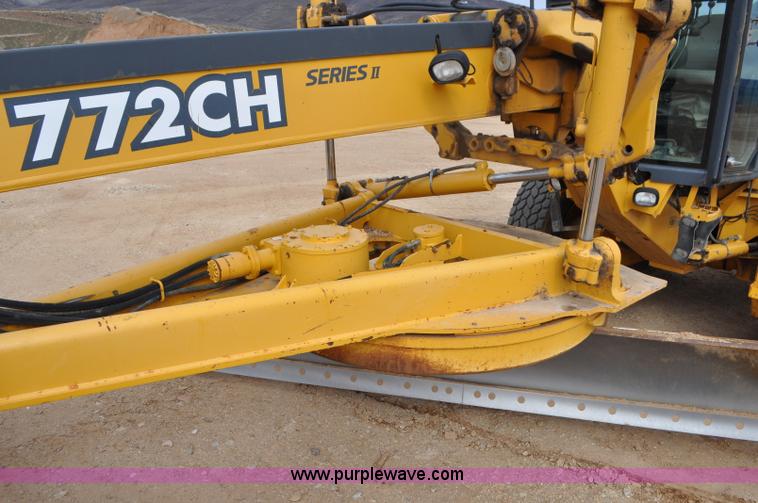 image for item G7339 2002 John Deere 772CH II motor grader