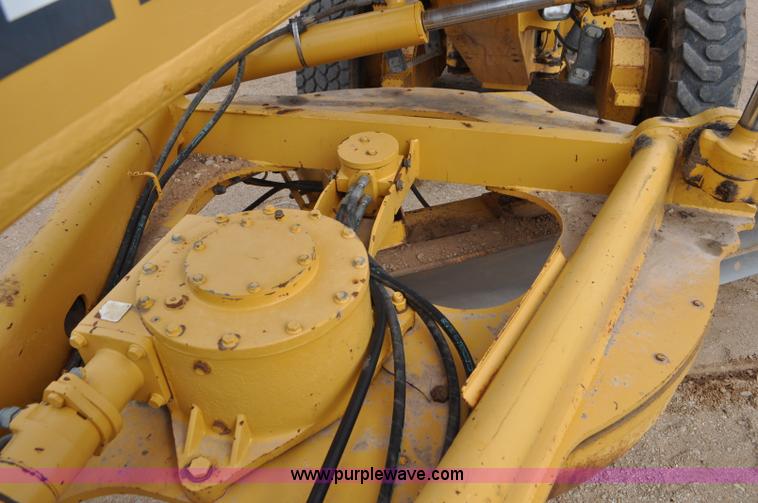 image for item G7339 2002 John Deere 772CH II motor grader