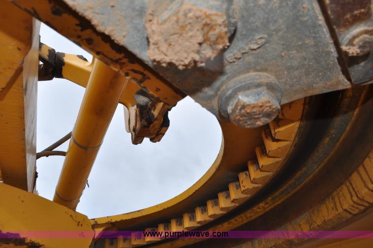 image for item G7339 2002 John Deere 772CH II motor grader