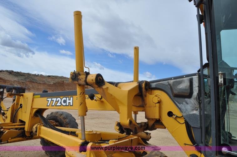 image for item G7339 2002 John Deere 772CH II motor grader