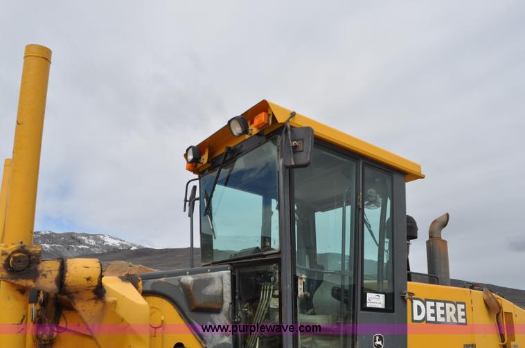 image for item G7339 2002 John Deere 772CH II motor grader