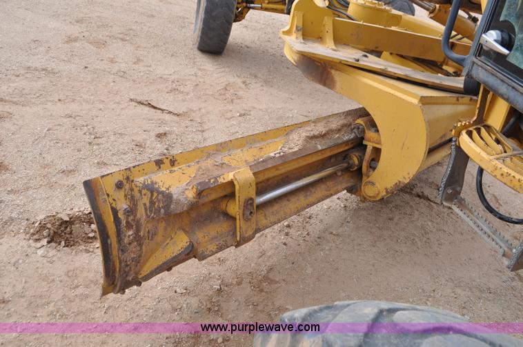 image for item G7339 2002 John Deere 772CH II motor grader