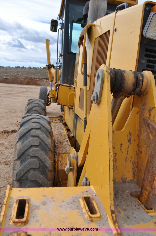 image for item G7339 2002 John Deere 772CH II motor grader