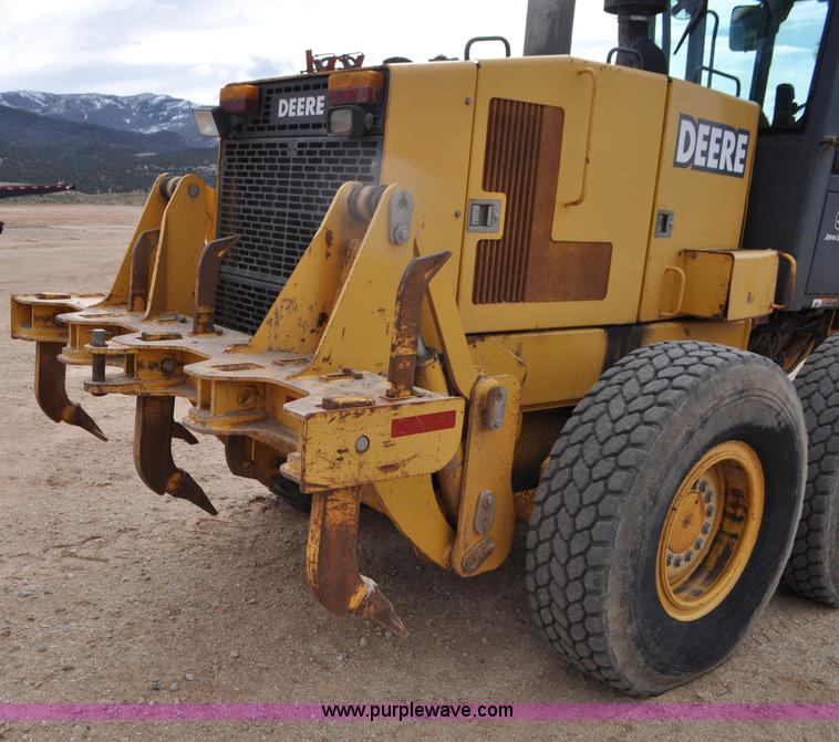 image for item G7339 2002 John Deere 772CH II motor grader