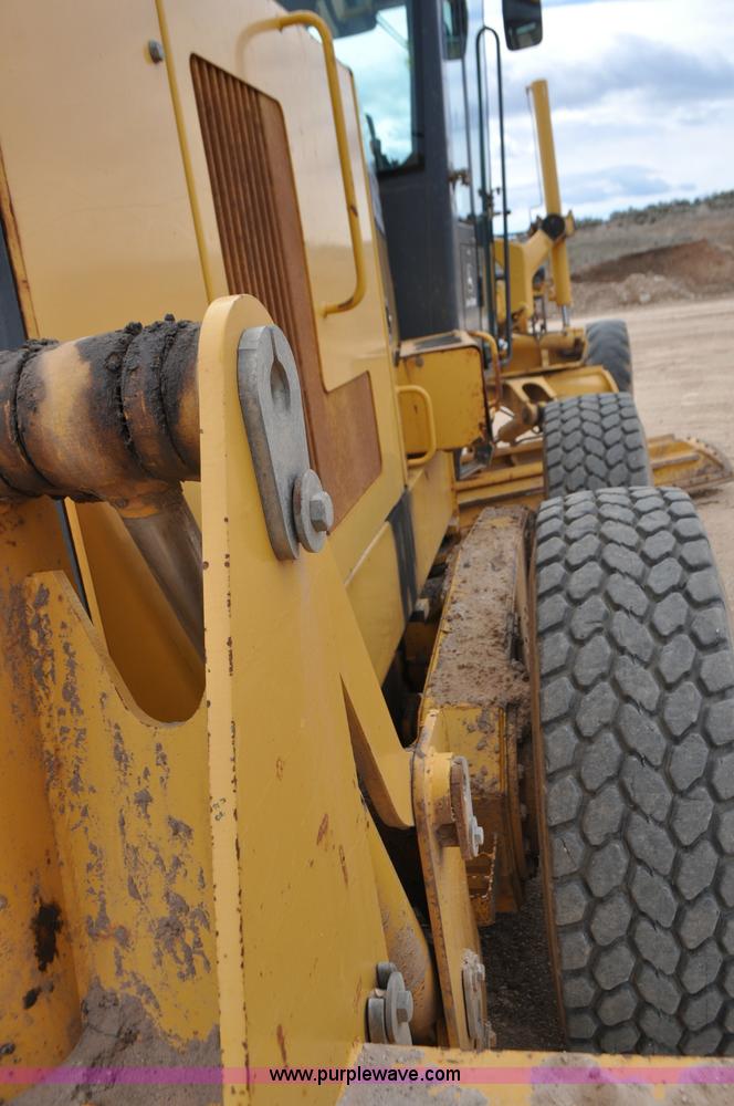 image for item G7339 2002 John Deere 772CH II motor grader