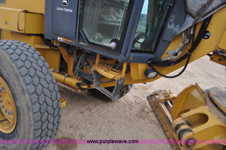 image for item G7339 2002 John Deere 772CH II motor grader