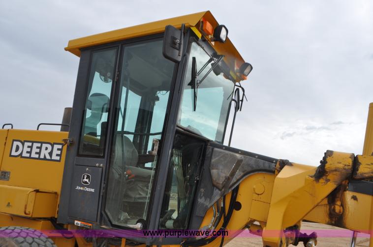 image for item G7339 2002 John Deere 772CH II motor grader