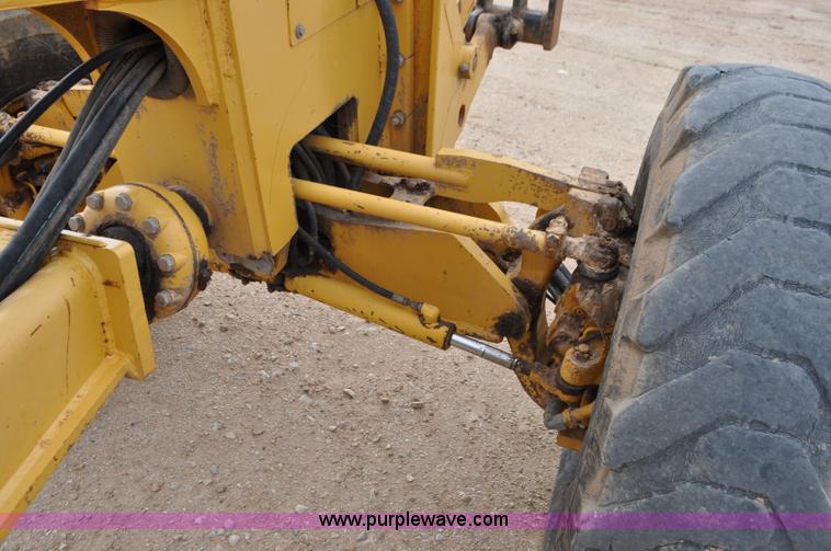 image for item G7339 2002 John Deere 772CH II motor grader