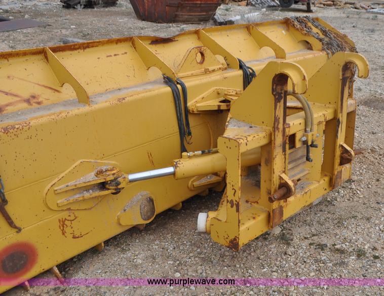 image for item G7339 2002 John Deere 772CH II motor grader