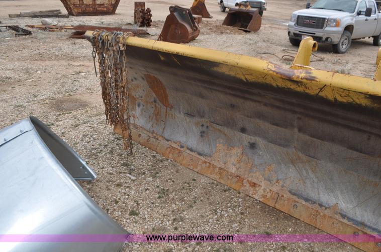 image for item G7339 2002 John Deere 772CH II motor grader