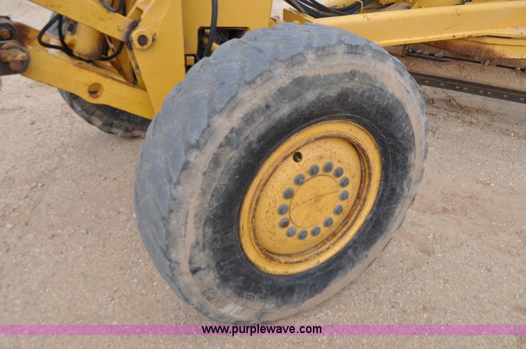 image for item G7339 2002 John Deere 772CH II motor grader