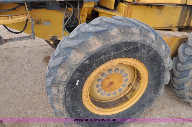 image for item G7339 2002 John Deere 772CH II motor grader