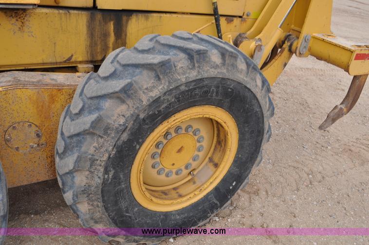 image for item G7339 2002 John Deere 772CH II motor grader