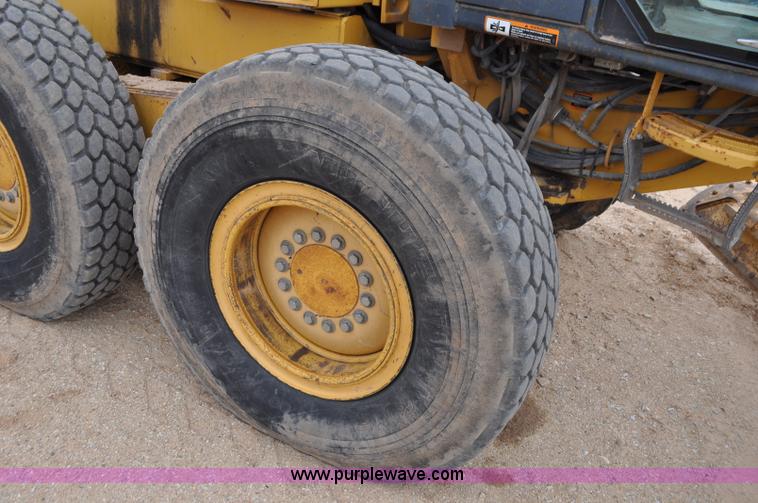 image for item G7339 2002 John Deere 772CH II motor grader