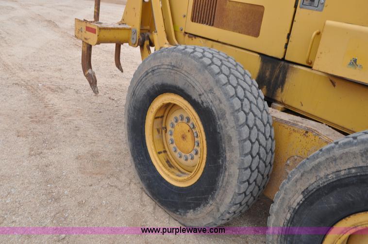 image for item G7339 2002 John Deere 772CH II motor grader