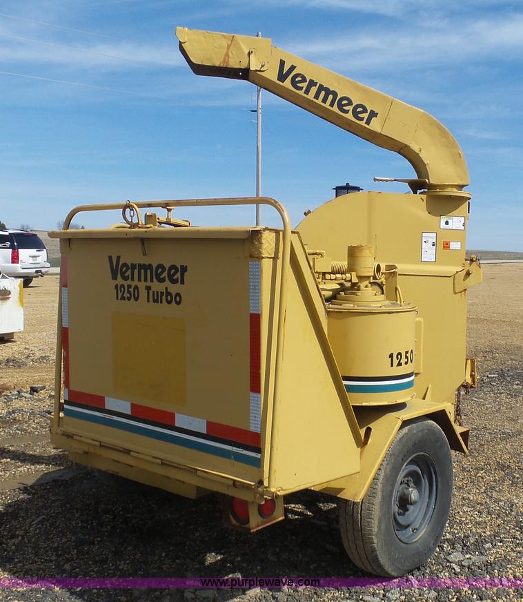 image for item J1670 Vermeer 1250 wood chipper