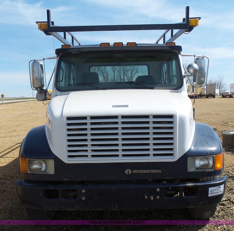 image for item J1673 2002 International 4700 service truck