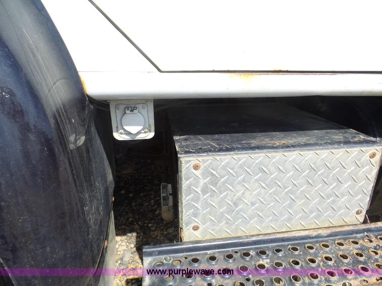 image for item J1673 2002 International 4700 service truck